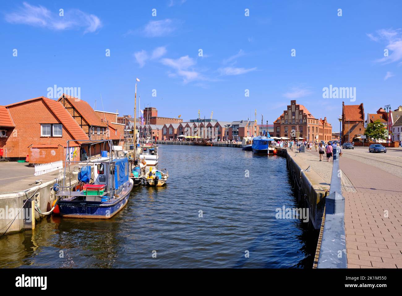 Alltagsszene am Alten Hafen, Hansestadt Wismar, Mecklenburg-Vorpommern, Deutschland, Europa, August 8, 2020. Stockfoto