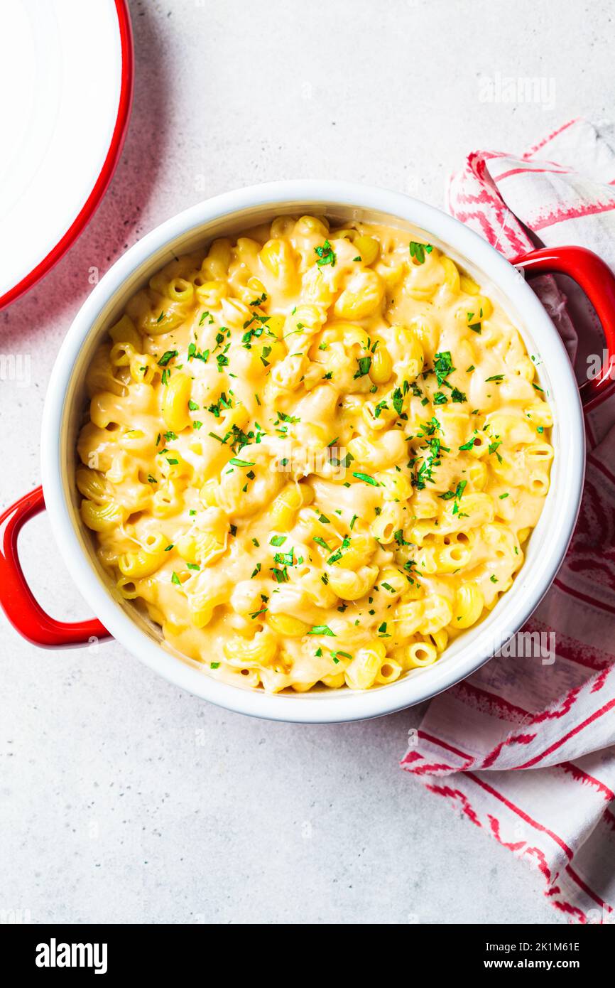 Mac und Käse im roten Topf, Draufsicht. Traditionelle amerikanische Küche. Stockfoto