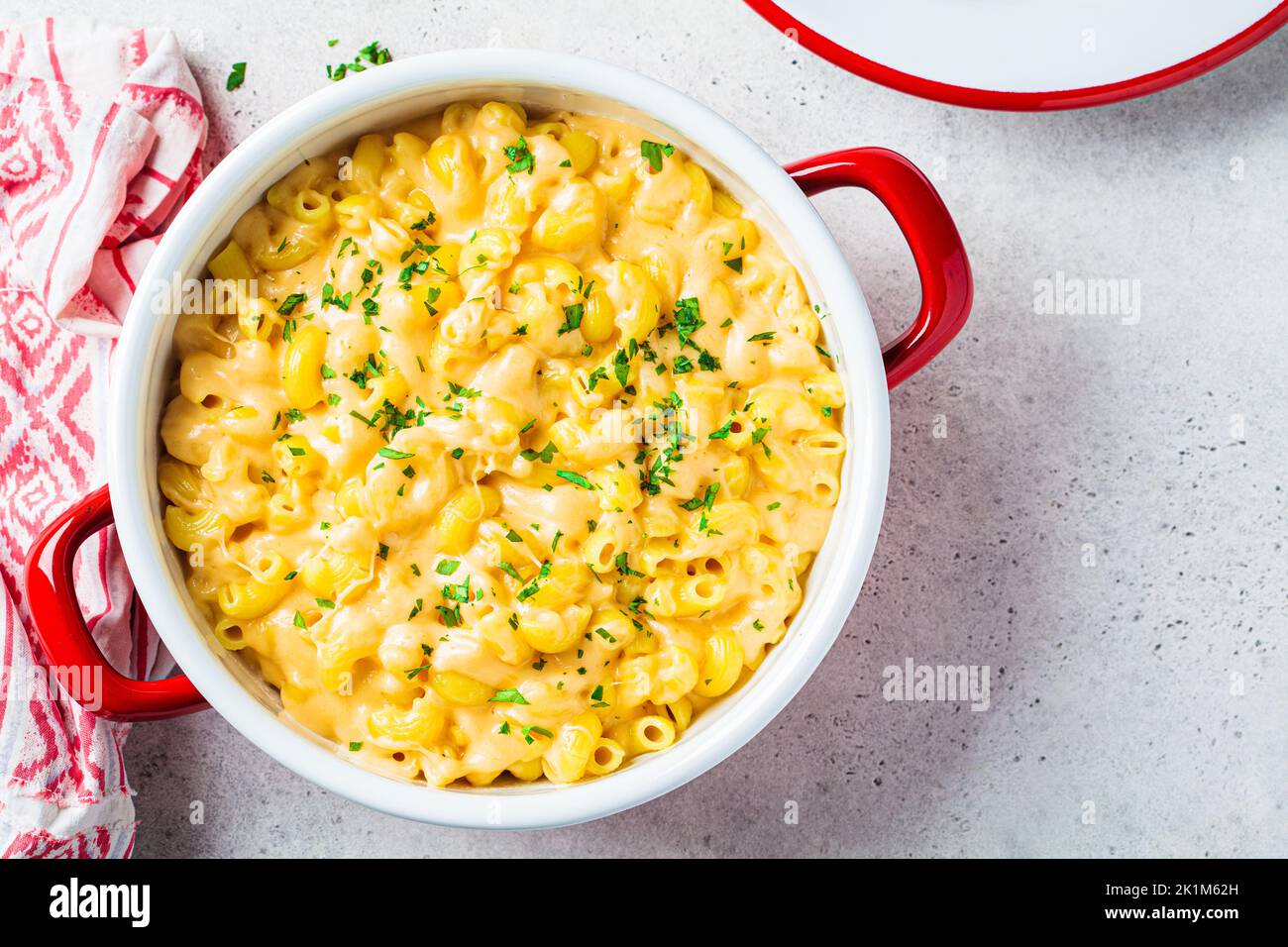 Mac und Käse im roten Topf, Draufsicht. Traditionelle amerikanische Küche. Stockfoto