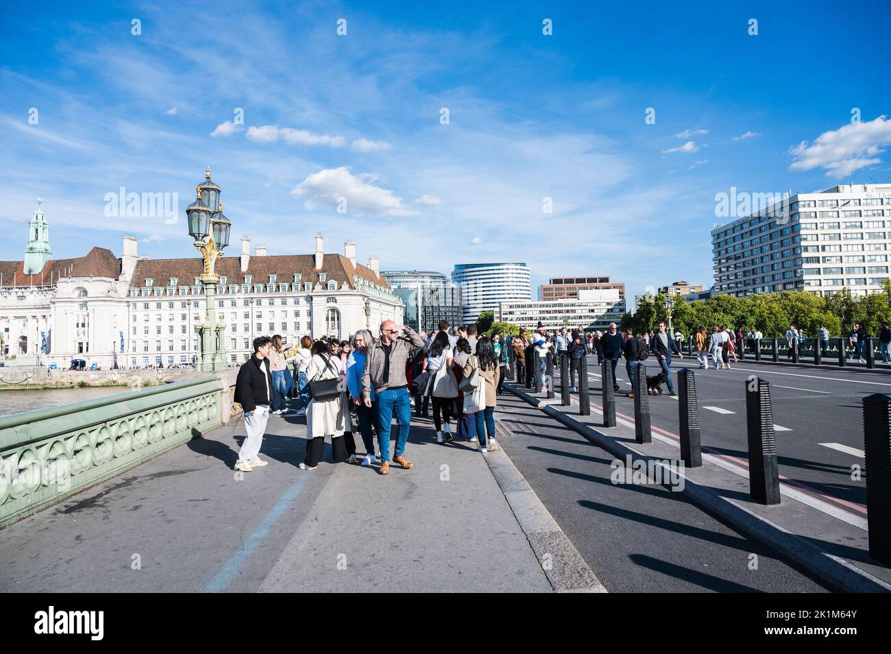 London, Großbritannien - 17 2022. September: Menschenmassen, die auf der Westmister Bridge spazieren. Stockfoto