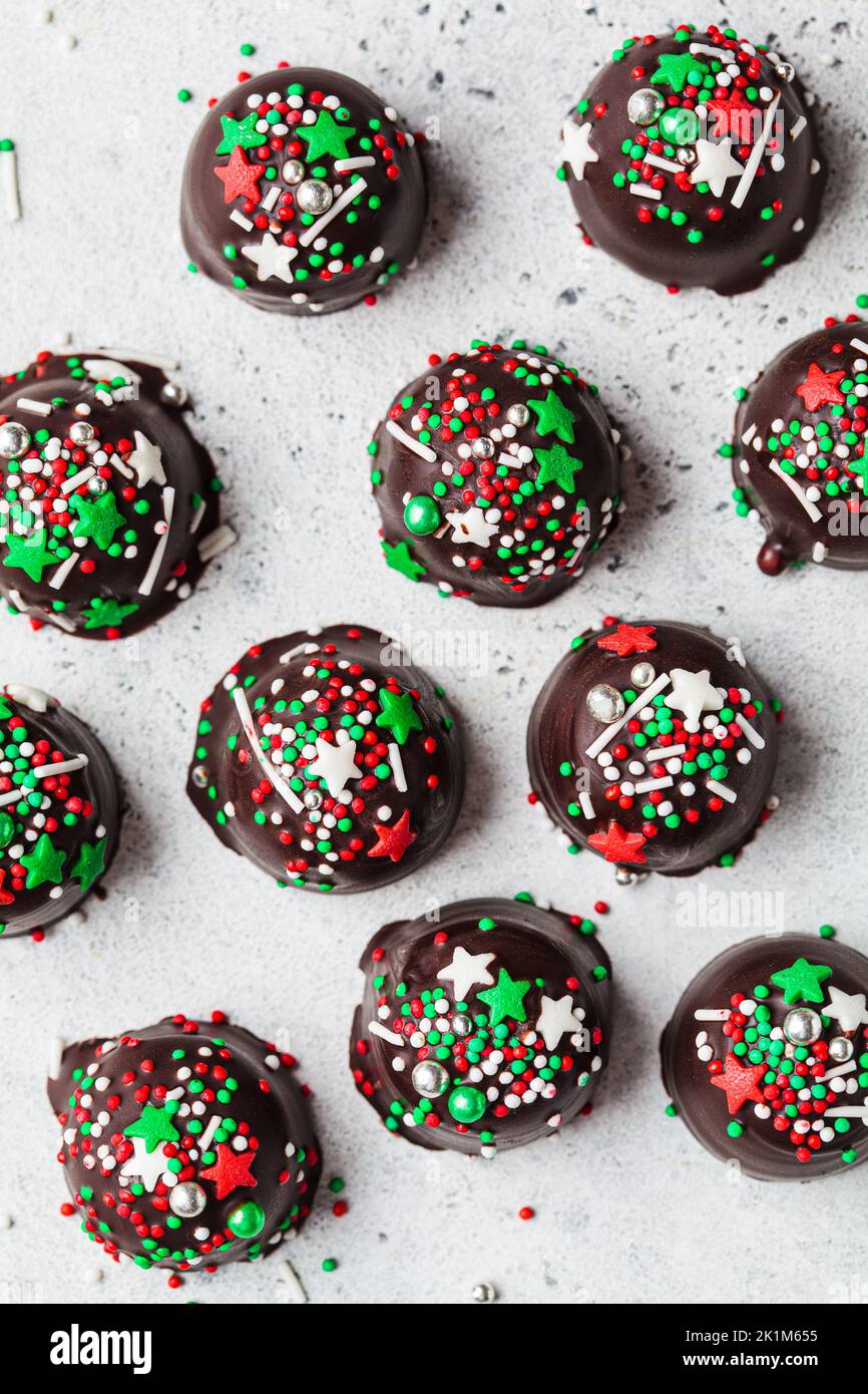 Weihnachten handgemachte Schokoladenkugeln mit Urlaub Streuseln, Draufsicht. DIY Weihnachtsgeschenk, Dessert Rezept. Stockfoto