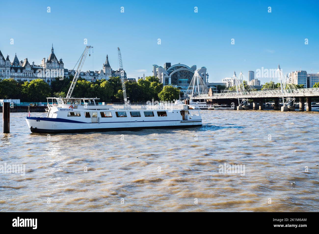 London, Vereinigtes Königreich - September 17 2022: Boote auf der Themse, Blick auf Golden Jubilee und Hungerford Bridge Stockfoto