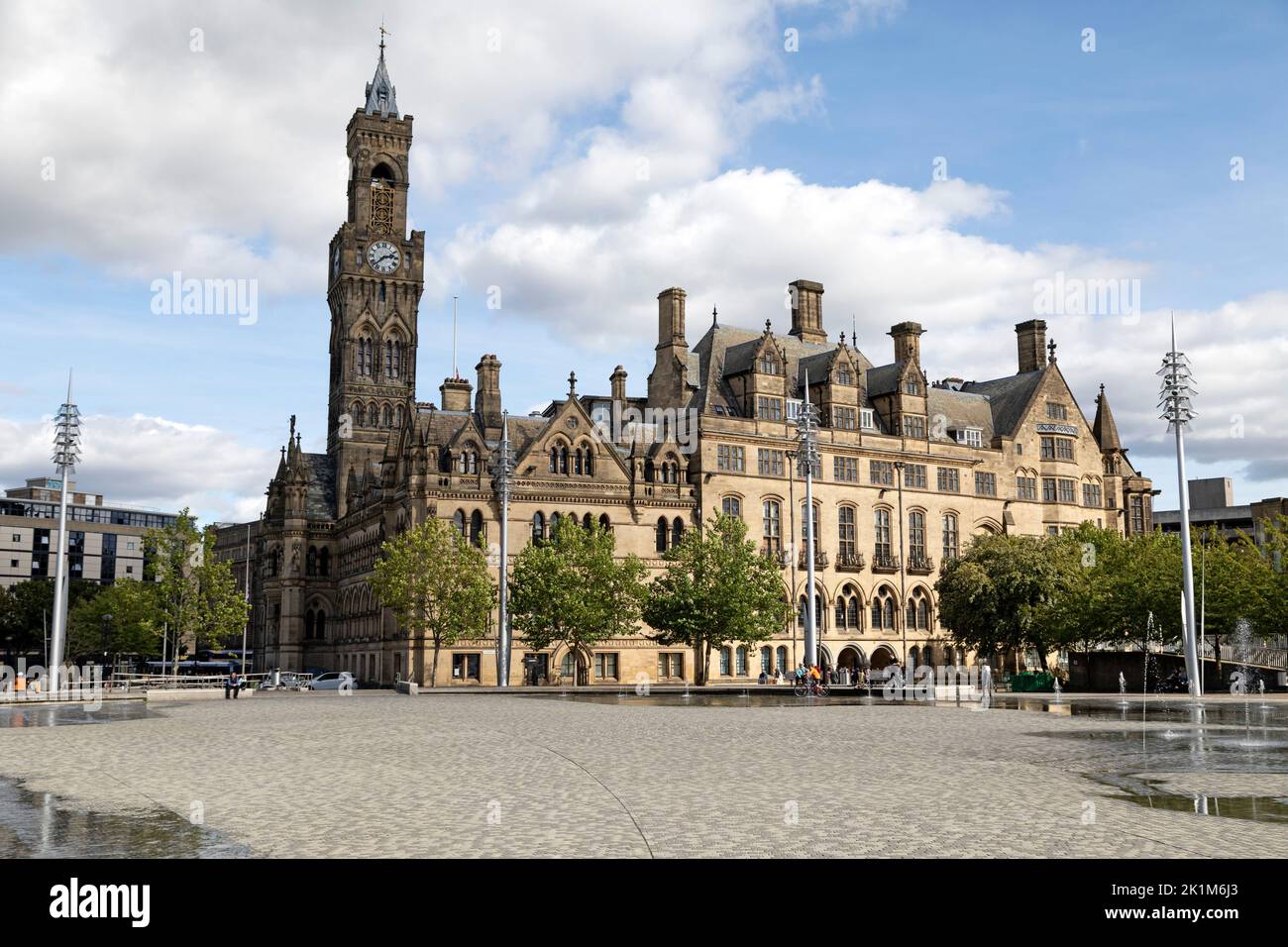 Das Rathaus in Bradford, West Yorkshire. Das städtische Gebäude wurde von den Architekten Lockwood und Mawson entworfen und steht am Centenary Square. Stockfoto