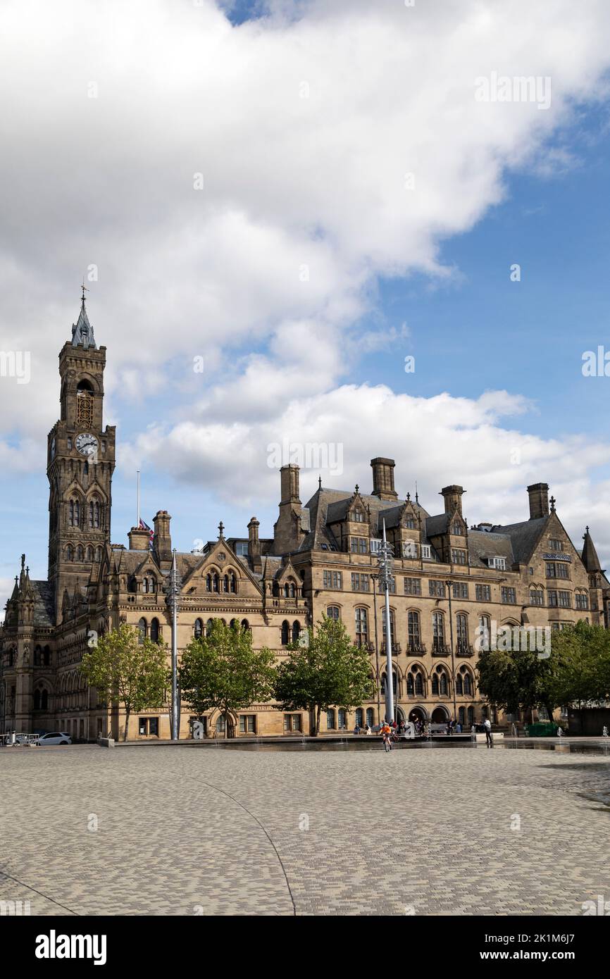 Das Rathaus in Bradford, West Yorkshire. Das städtische Gebäude wurde von den Architekten Lockwood und Mawson entworfen und steht am Centenary Square. Stockfoto