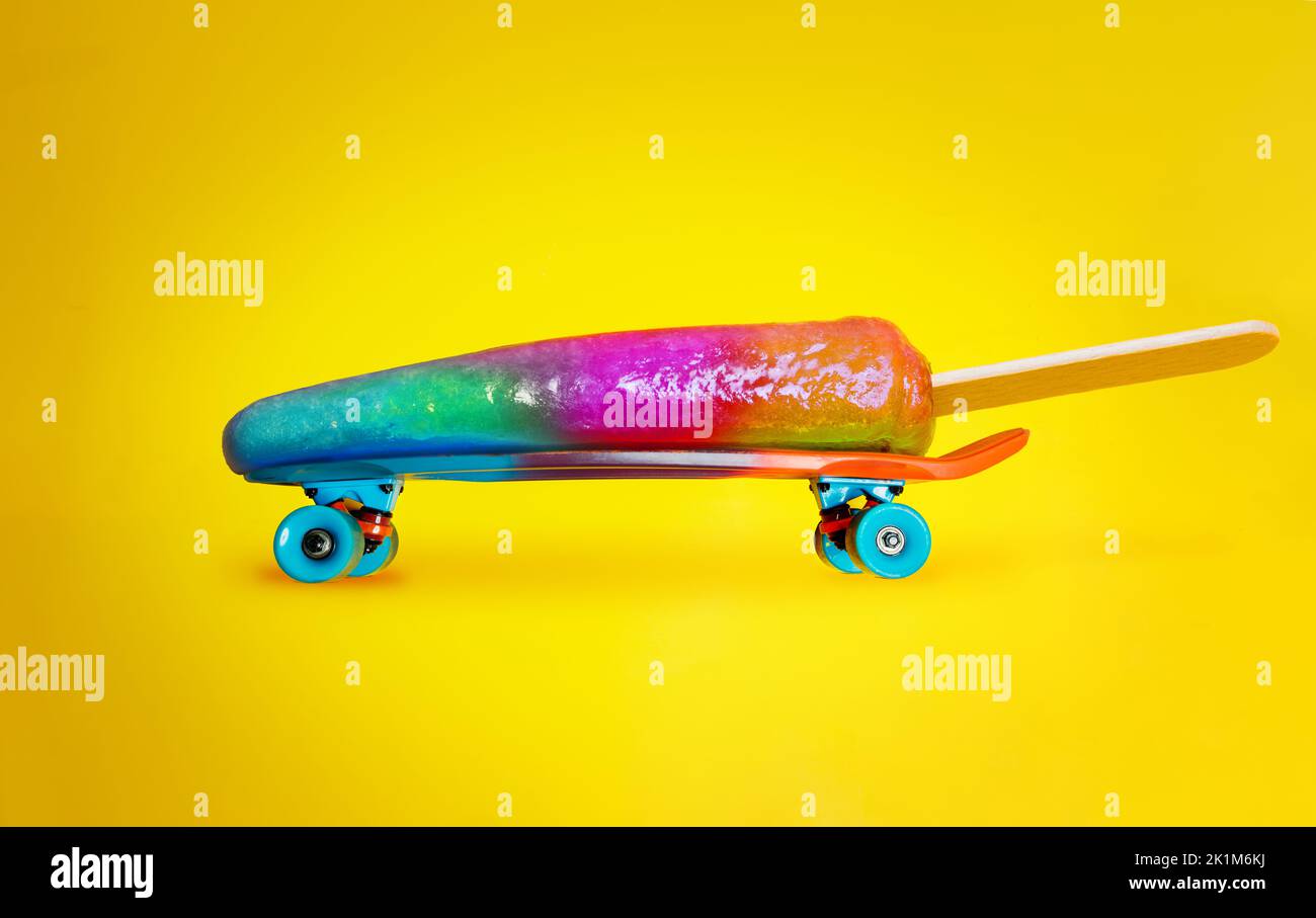 Fun Sommer Konzept - Eis auf Skateboard Stockfoto