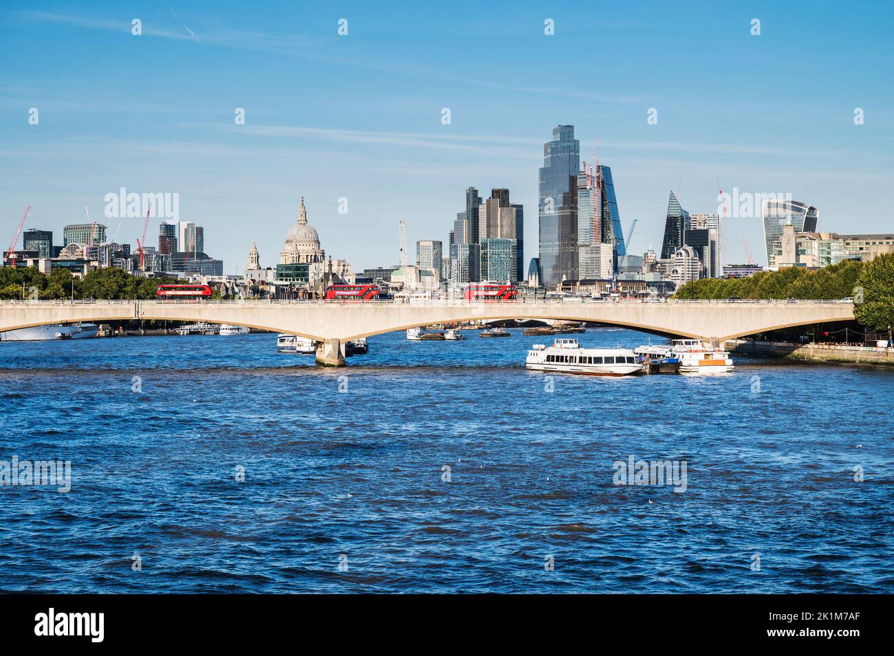 London, Vereinigtes Königreich - September 17 2022: Blick von der Brücke, Canary Wharf London City mit hohen Gebäuden und St. Pauls Kathedrale auf der Rückseite Stockfoto