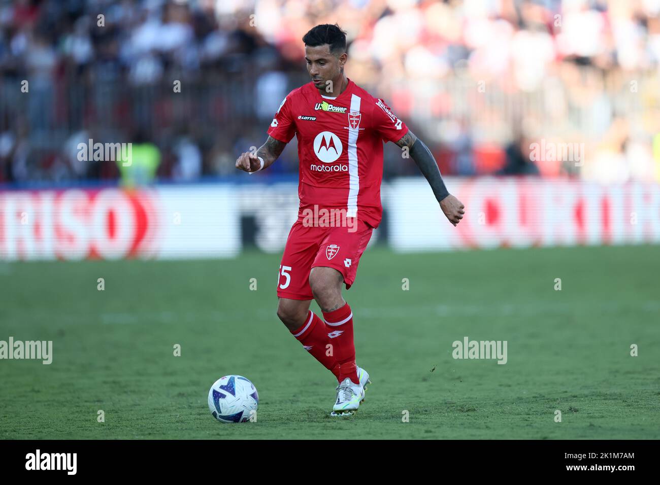 Armando Izzo von AC Monza kontrolliert den Ball während des SerieA