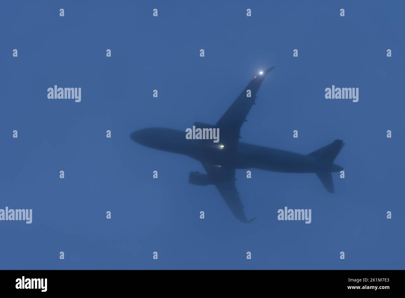 Schlechtes Wetter, Luftfahrt, Transport, Reisekonzept. Großkörperflugzeug starten bei niedrigen Wolken, schlechter Sicht und nebligen Temperaturen bei kaltem Wetter Stockfoto