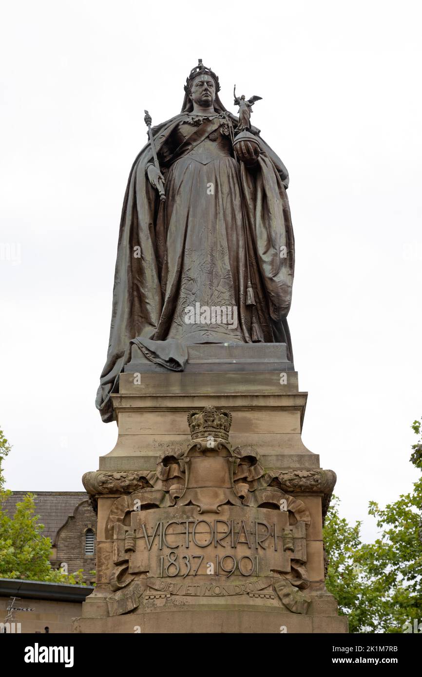 Statue der Königin Victoria in Bradford, West Yorkshire. Bradford blühte während der viktorianischen Zeit und wurde zur britischen Kulturstadt 2025 ernannt. Stockfoto