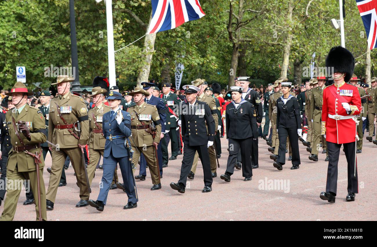 London, Großbritannien. 19. September 2022. Angehörige der Streitkräfte nehmen am Montag, dem 19. September 2022, an der Trauerprozession von Königin Elizabeth II. Nach der staatlichen Beerdigung ihrer Majestät in der Westminster Abbey in London Teil. Die Königin wird zusammen mit ihrem verstorbenen Ehemann, dem Herzog von Edinburgh, in der Gedenkkapelle von König George VI, die sich in der St. George's Chapel befindet, begraben. Foto von Hugo Philpott/UPI Credit: UPI/Alamy Live News Stockfoto