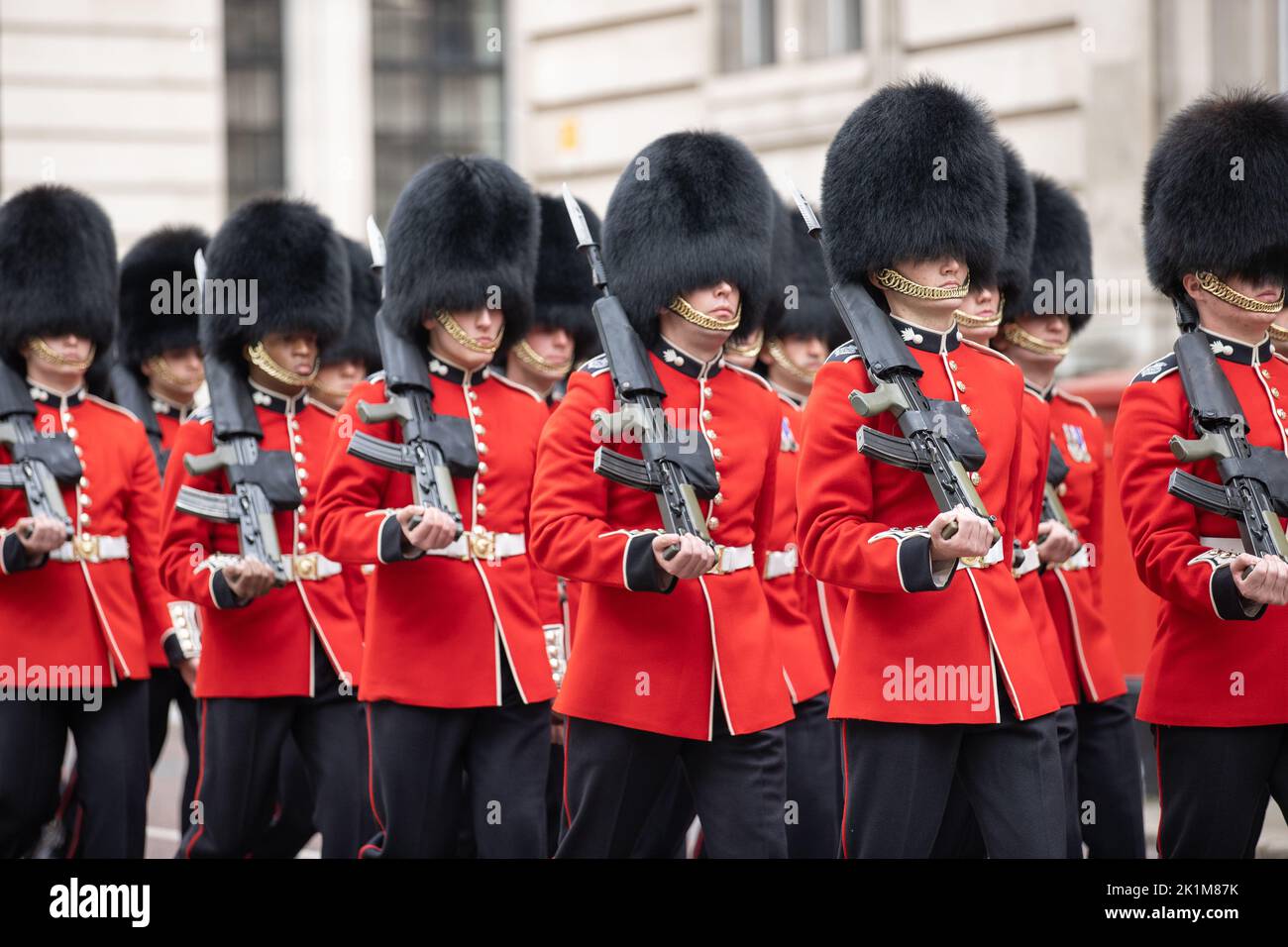 London, Großbritannien. 19. September 2022. Militärparade während der staatlichen Beerdigung für Königin Elizabeth II. Am 8. September 2022 starb Elizabeth II., Königin des Vereinigten Königreichs und der anderen Commonwealth-Gefilde, im Alter von 96 Jahren im schottischen Balmoral Castle. Der älteste lebende und am längsten regierende britische Monarch. Kredit: SMP Nachrichten / Alamy Live Nachrichten Stockfoto