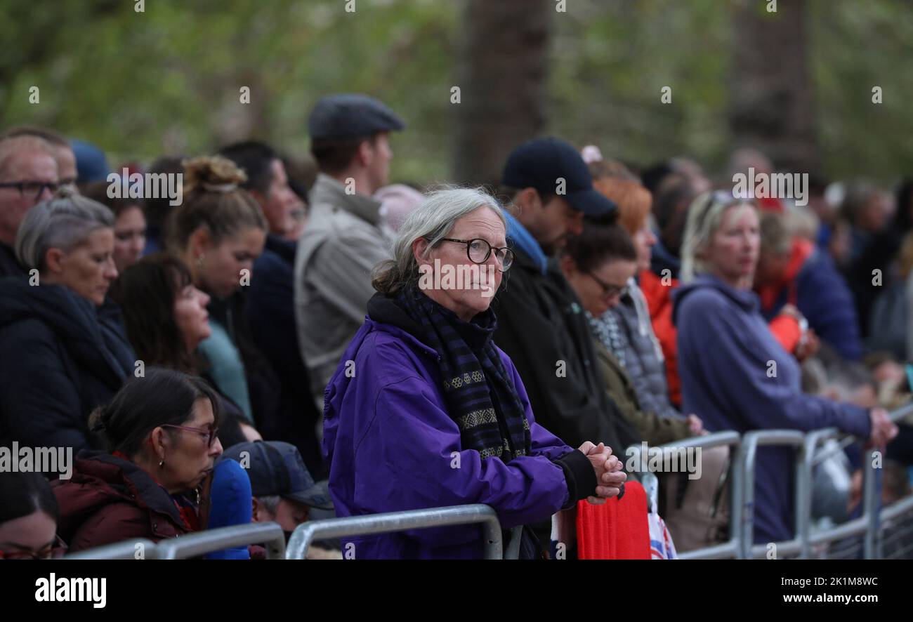 London, Großbritannien. 19. September 2022. Mitglieder der Öffentlichkeit beobachten die Trauerprozession von Königin Elizabeth II. Nach dem Staatsbegräbnis Ihrer Majestät in der Westminster Abbey in London am Montag, dem 19. September 2022. Die Königin wird zusammen mit ihrem verstorbenen Ehemann, dem Herzog von Edinburgh, in der Gedenkkapelle von König George VI, die sich in der St. George's Chapel befindet, begraben. Foto von Hugo Philpott/UPI Credit: UPI/Alamy Live News Stockfoto