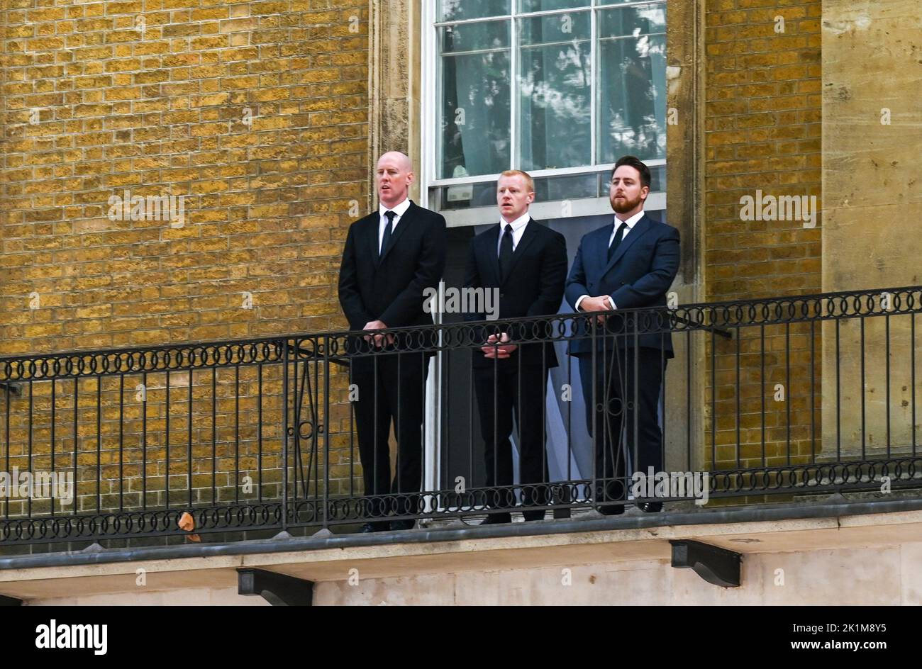 London, Großbritannien. 19. September 2022. London UK 19. September 2022 - Mitarbeiter kommen heute während der Beerdigung von Königin Elizabeth II. In London auf einen Balkon in Whitehall: Credit Simon Dack / Alamy Live News Credit: Simon Dack News/Alamy Live News Stockfoto