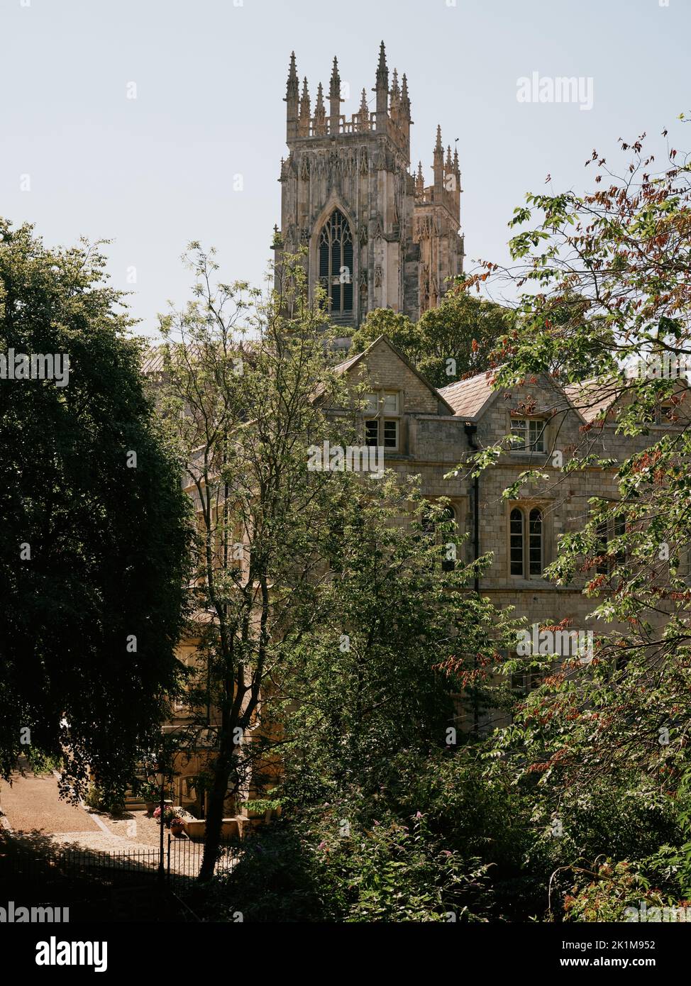 York Cathedral / York Minster, York, North Yorkshire, England von der Stadtmauer aus gesehen Spaziergang im Sommer, Yorkshire England Großbritannien Stockfoto