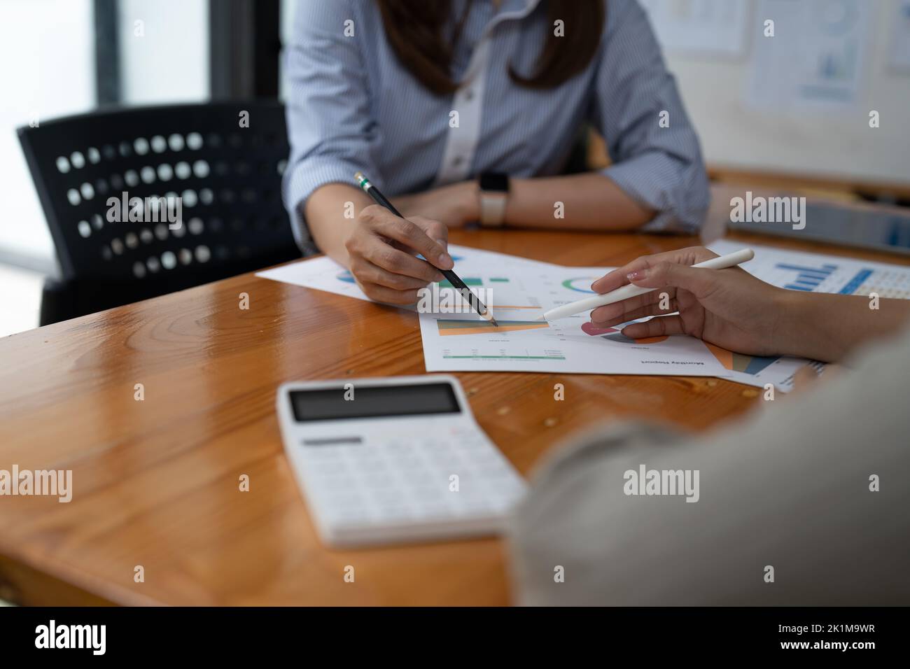 Nahaufnahme von Geschäftskollegen, die Finanzdokumente diskutieren. Stockfoto