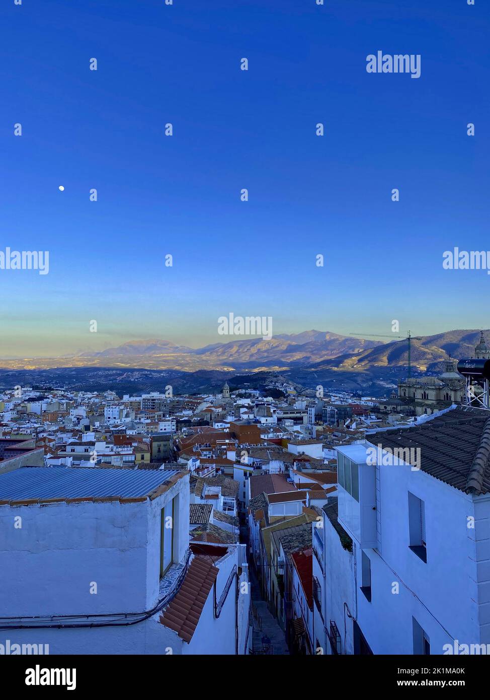 Blick auf die Stadt Jaen, typisches weißes Gebäude, blauer Himmel, Mond und Berge im Hintergrund. Hochwertige Fotos Stockfoto