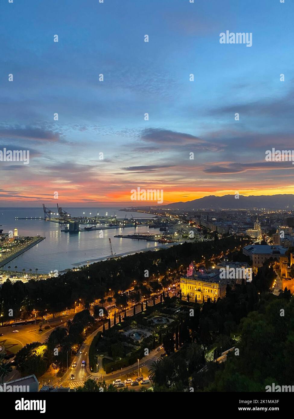 Luftaufnahme eines atemberaubenden Sonnenuntergangs im Hafen von Malaga von Castillo de Gibralfaro, Andalusien, Spanien. Hochwertige Fotos Stockfoto