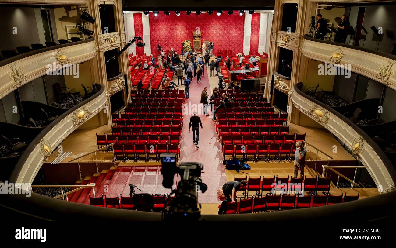 Den Haag, Niederlande. 19. September 2022. 2022-09-19 14:43:53 DEN HAAG - die letzten Vorbereitungen werden im Royal Theatre im Vorfeld von Prinsjesdag getroffen. Am dritten Dienstag im September hält König Willem-Alexander die Rede vom Thron in der Schouwburg. Aufgrund der Korona-Maßnahmen wurde die Rede vom Thron in den letzten zwei Jahren in der Grote Kerk in Den Haag verlesen. ANP ROBIN VAN LONKHUIJSEN netherlands Out - belgium Out Credit: ANP/Alamy Live News Stockfoto