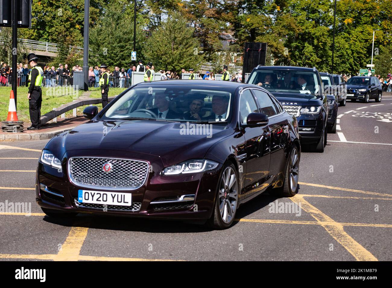 London, Großbritannien. 19. September 2022. HM the Queen's Funeral passiert den Hogarth-Kreisverkehr, Chiswick., als Polizisten aus South Yorkshire, Wiltshire und die Metropolitan-Polizei die Route mit Unterstützung der Royal Marines anführen. Konvois von offiziellen Fahrzeugen mit Motorradbegleitern gehen dringende Geschäfte durch, bis der Sarg der Königin durchgeht. Kredit: Peter Hogan/Alamy Live Nachrichten Stockfoto