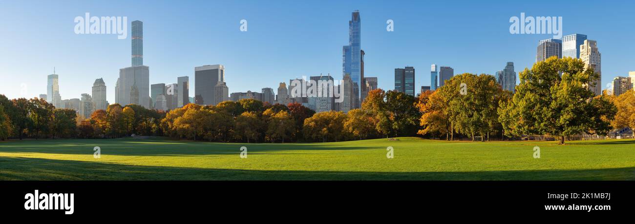 New York City Blick auf Central Park Sheep Meadow im Herbst. Panoramablick auf die Wolkenkratzer der Midtown Manhattan Milliardäre' Row am Morgen Stockfoto