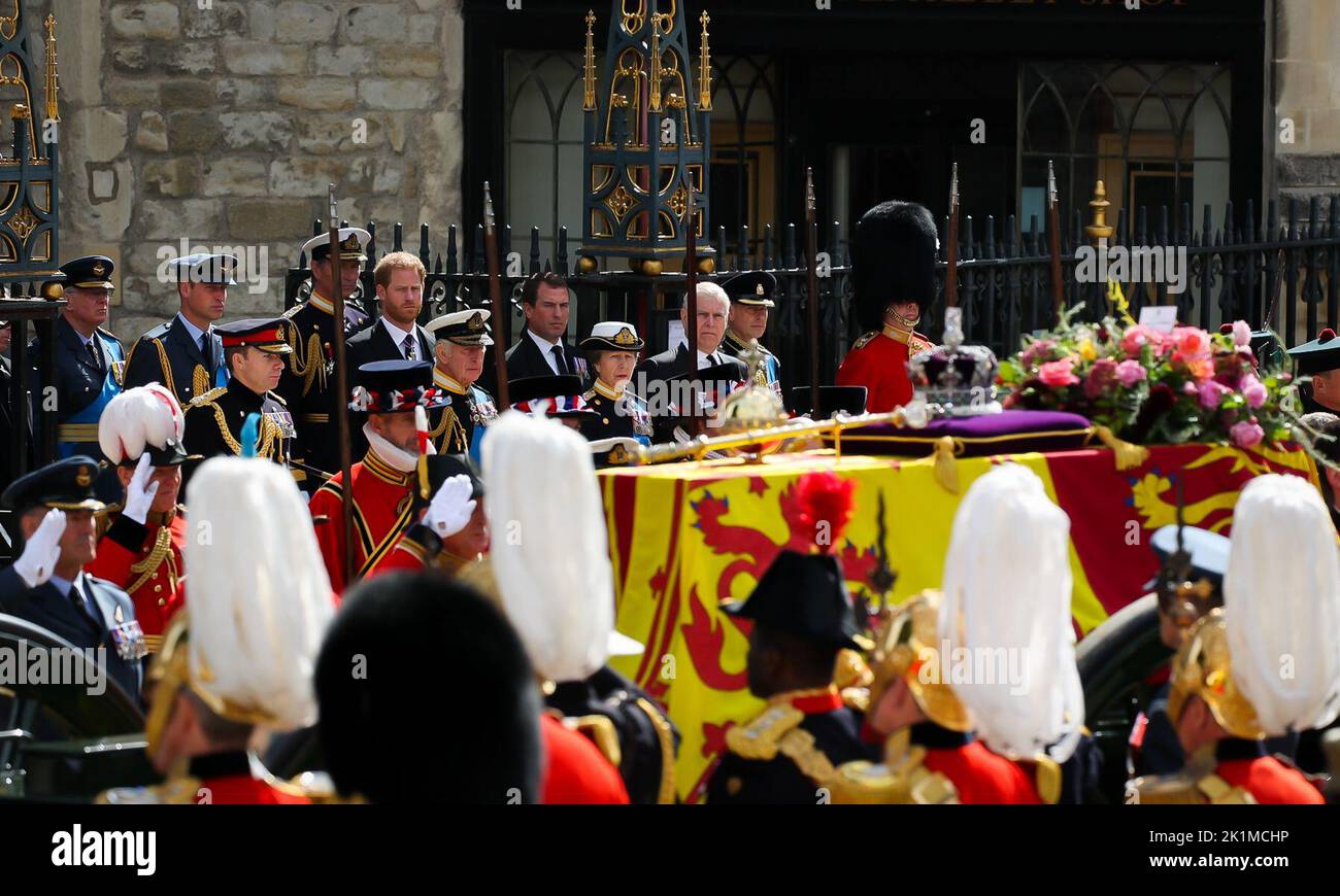 London, Großbritannien. 19. September 2022. 19. September 2022, Großbritannien, London: Prinz William (2. von links), Prinz von Wales, Prinz Harry (4. von links), Herzog von Sussex, König Charles III (5. von links), Prinzessin Anne (4. von rechts), Prinz Andrew (3. von rechts), Herzog von York, Prinz Edward (2. von rechts), Graf von Wessex, Stellen Sie sich nach dem Staatsakt vor der Beerdigung von Königin Elizabeth II. Vor der Westminster Abbey hinter den Sarg. Hunderttausende von Menschen werden auf den Straßen von London für die staatliche Beerdigung von Elizabeth II. Erwartet Präsidenten, Regierungschefs und gekrönt er Stockfoto