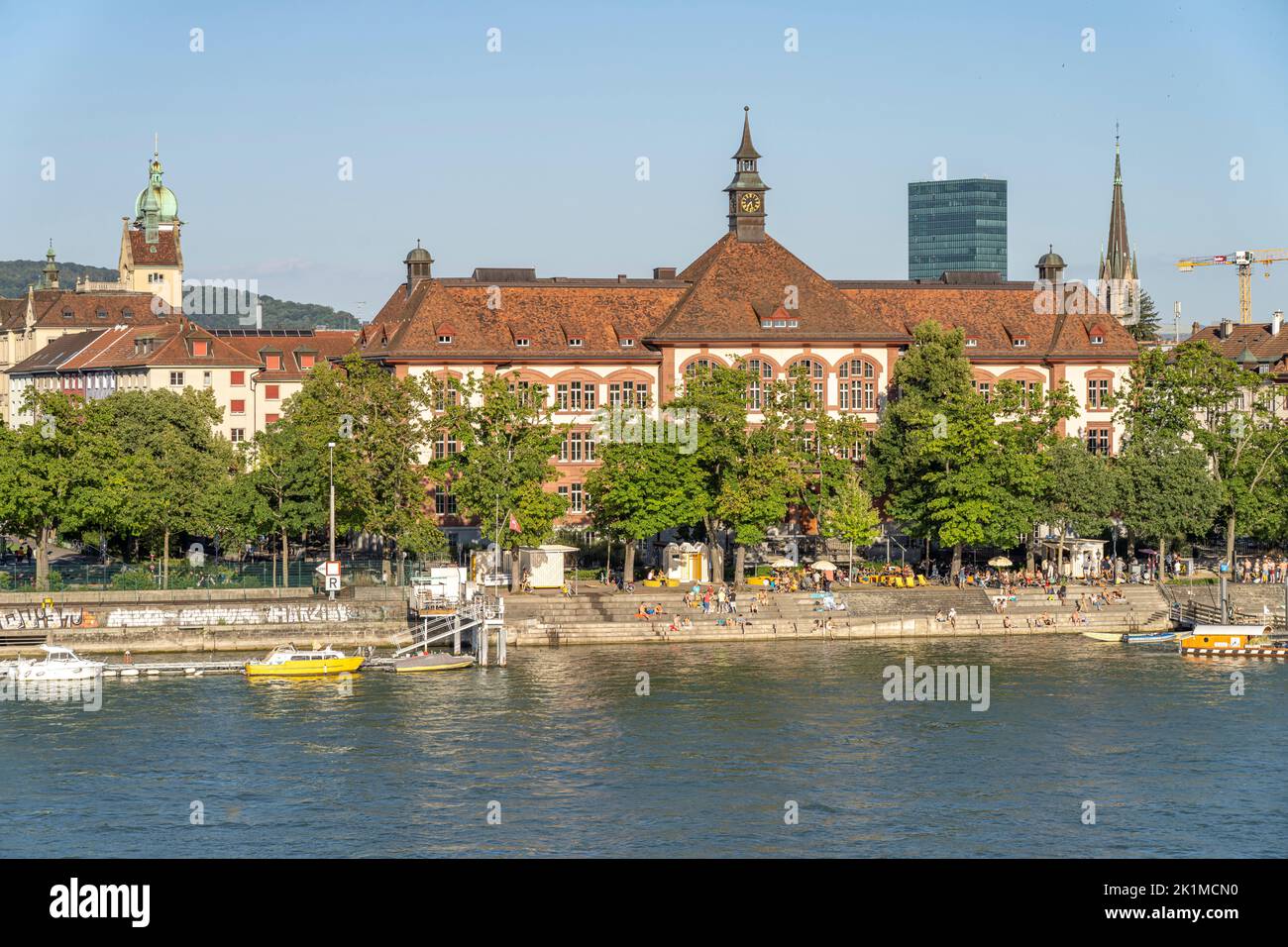 Theobald-Baerwart-Schulhaus in Kleinbasel und Deer Rhein in Basel, Schweiz, Europa | Theobald-Baerwart Schulgebäude in Kleinbasel und dem Rhein ri Stockfoto