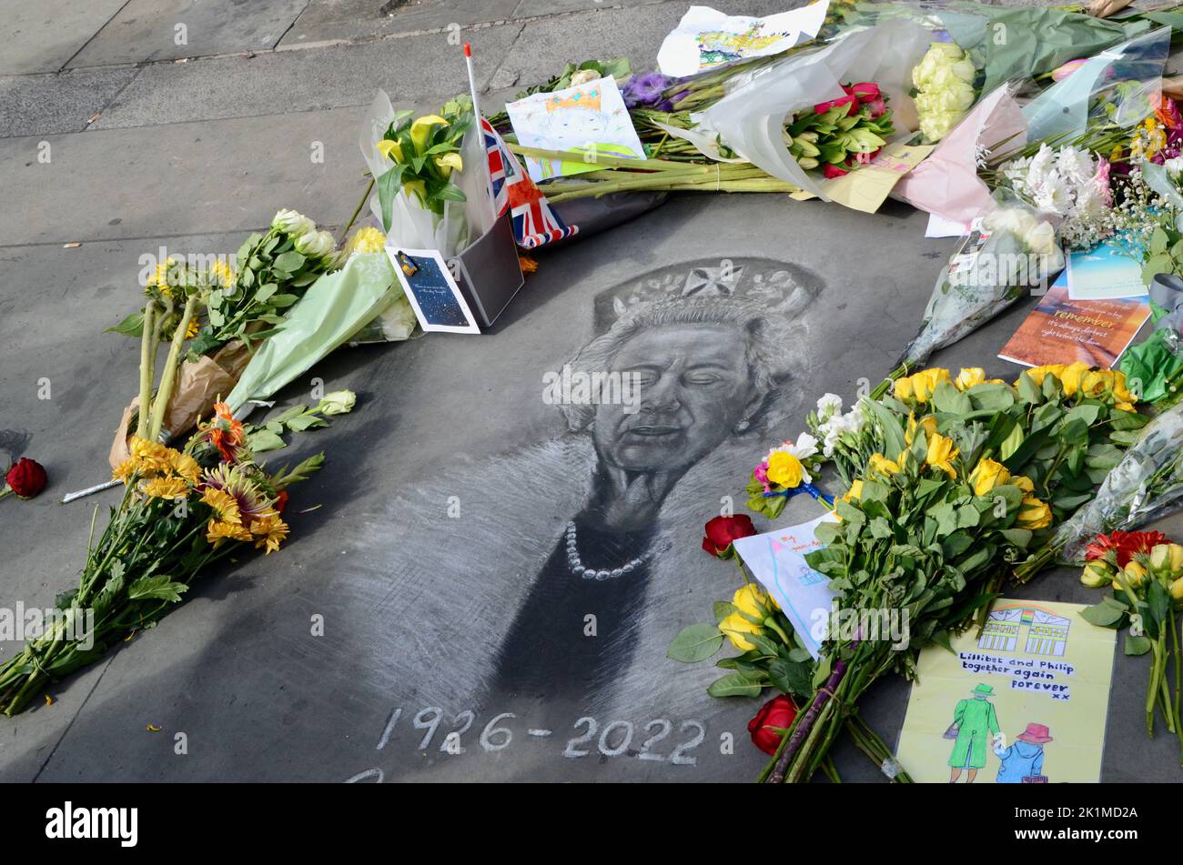 Handgezeichnete Bilder auf dem Bürgersteig am trafalgar Square der Queen und des paddington-Bären; Szenen aus dem Zentrum londons anlässlich der Beerdigung von Queen Elizabeth am 2 19.. september 2022 Stockfoto