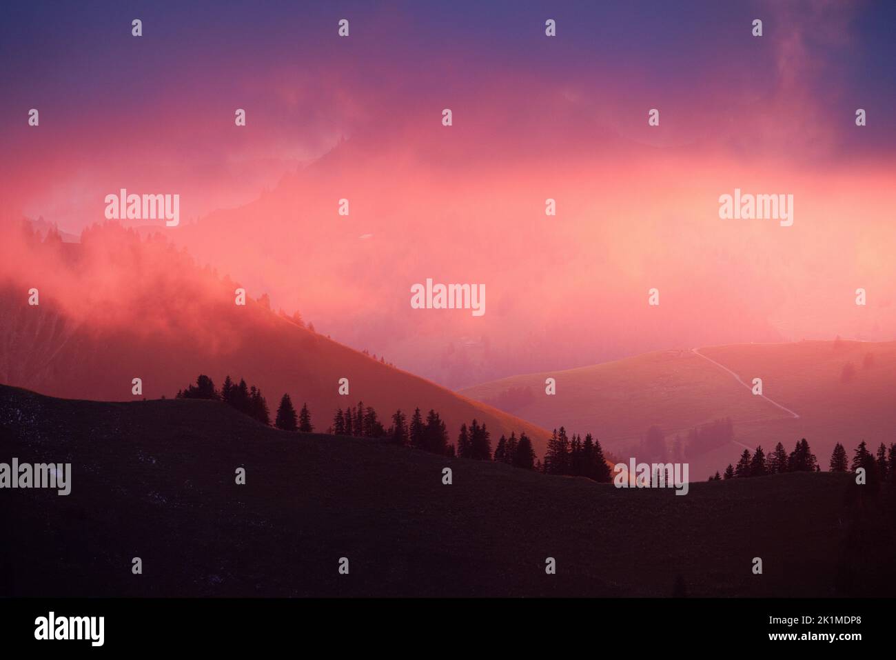 Dramatischer Sonnenuntergang mit Wolken und Sonne in den Voralpen von Freiburg Stockfoto