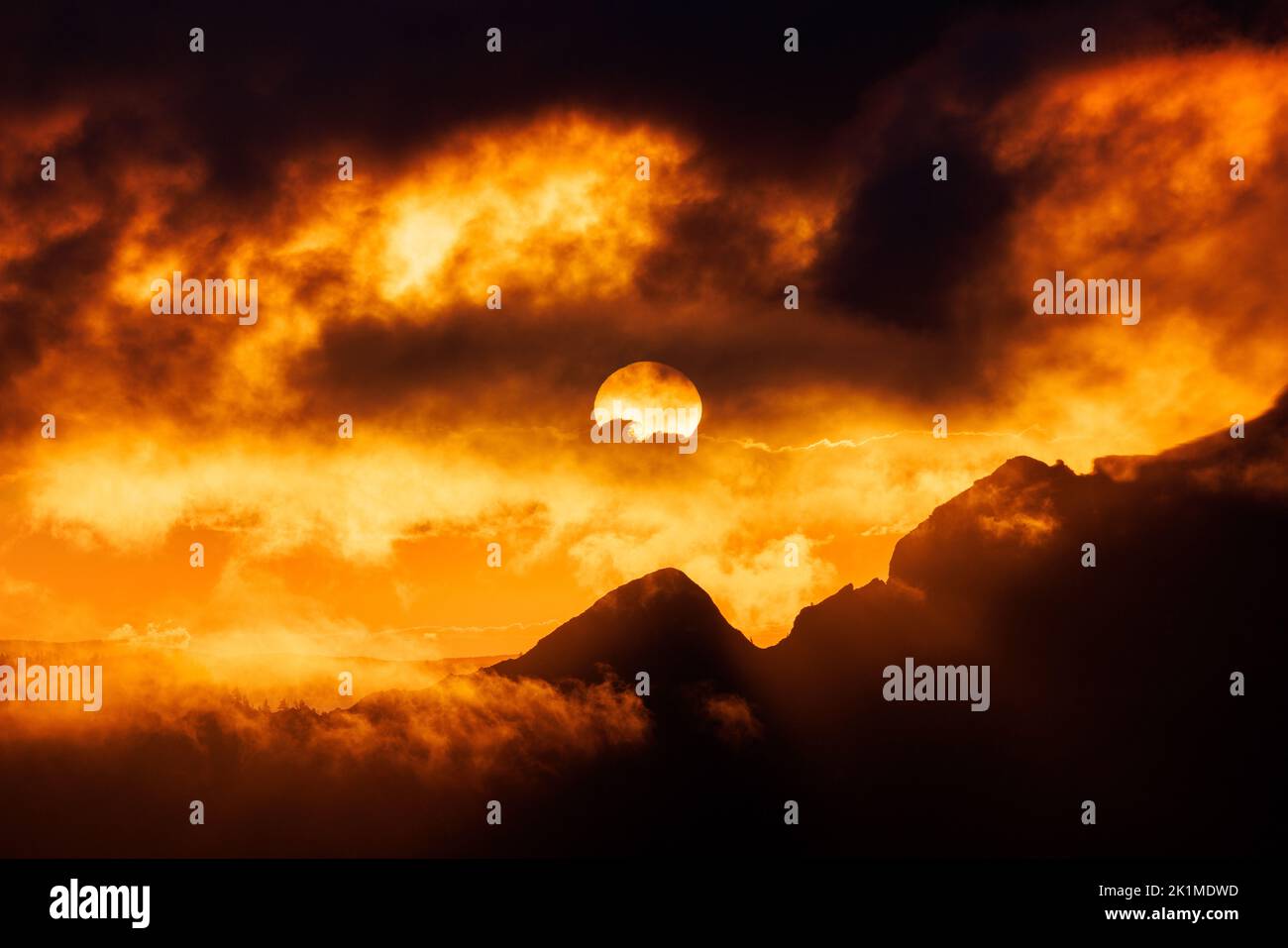 Dramatischer Sonnenuntergang mit Wolken und Sonne in den Voralpen von Freiburg Stockfoto