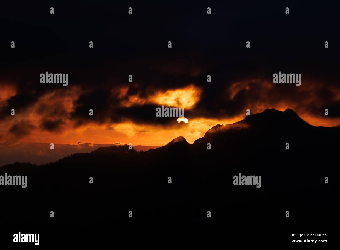 Dramatischer, kräfiger Sonnenuntergang in den freiburger alpen Stockfoto