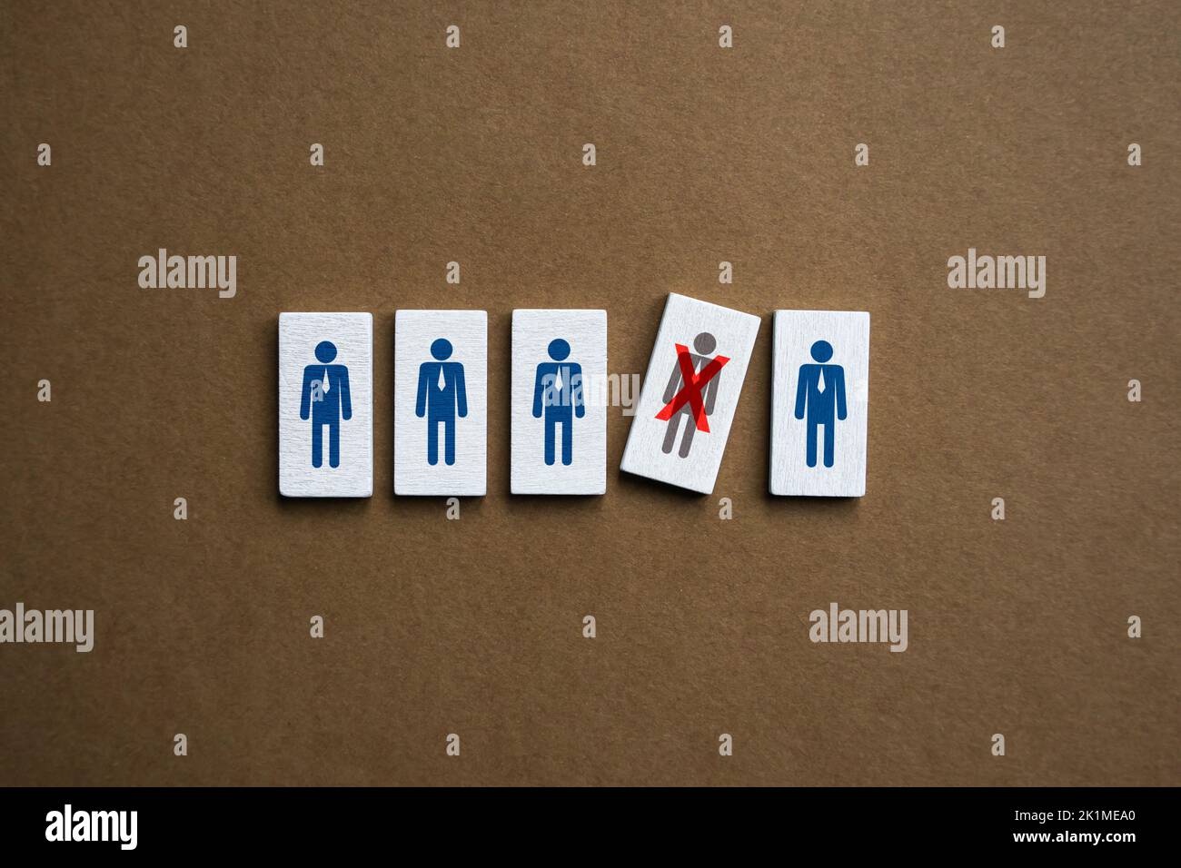 Wegen Inkompetenz gefeuert. Hat das Team verlassen, außer Betrieb. Kann nicht weiter arbeiten. Personalabbau. Elimination Game. Harter Wettbewerb. Wettbewerb und Herausforderung Stockfoto