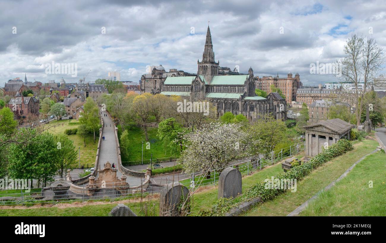 Glasgow Necropolis - der Blick auf die 'Bridge of Sighs' und die Kathedrale vom Hügel (viktorianischer Gartenfriedhof) Stockfoto