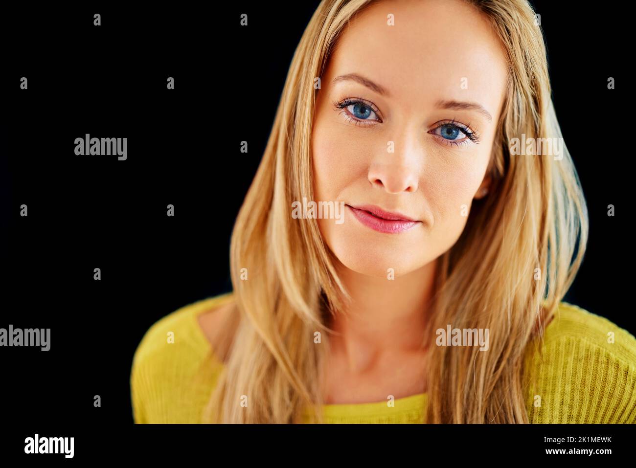 Selbstbewusst in ihrer Schönheit. Studioportrait einer wunderschönen jungen blonden Frau auf einem schwarzen Hintergrund. Stockfoto