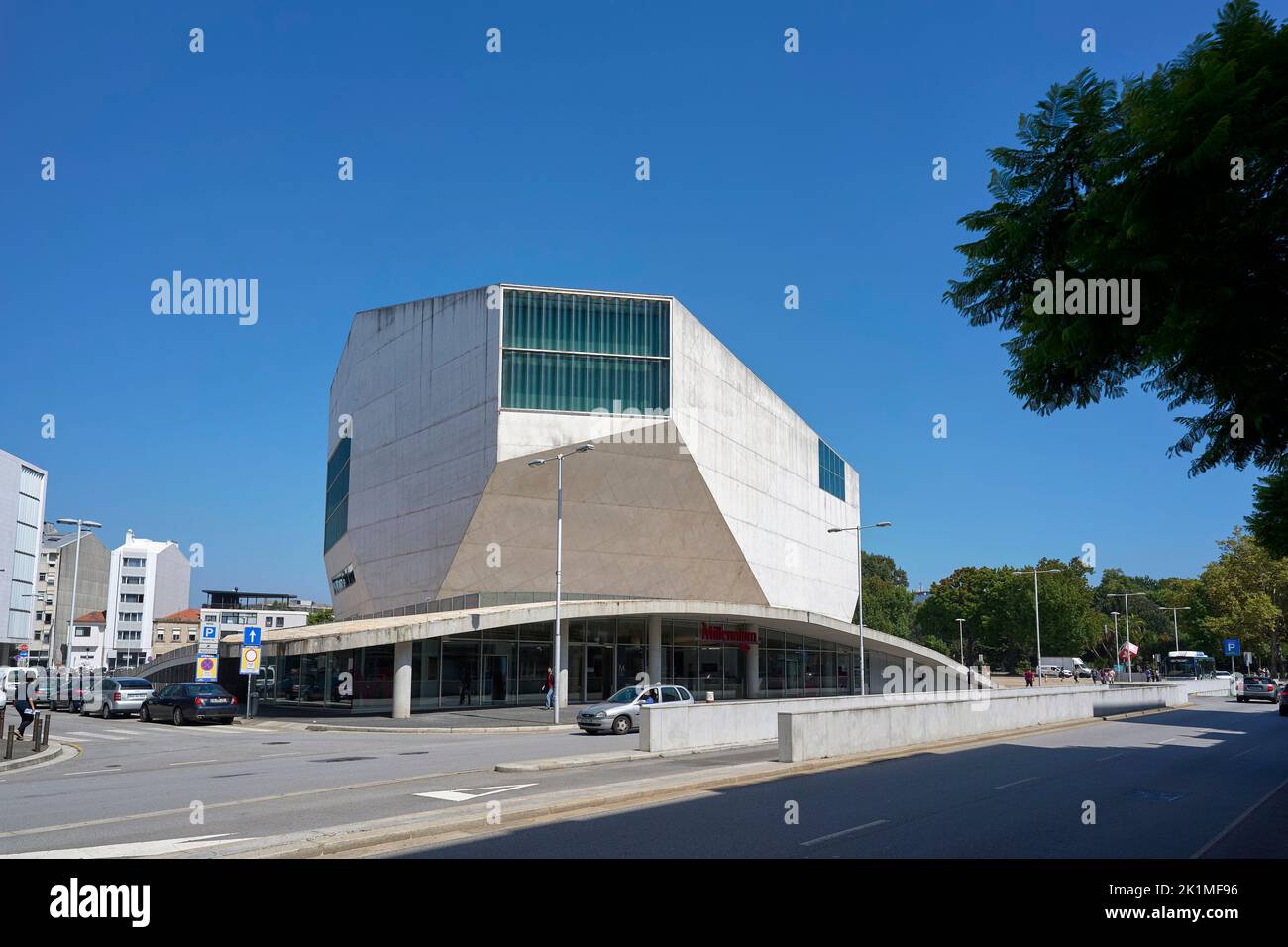 Blick auf die Casa da Música, Porto, Portugal. Heimat des Porto National Orchestra. Entworfen vom niederländischen Architekten Rem (Remment) Koolhaas. Stockfoto