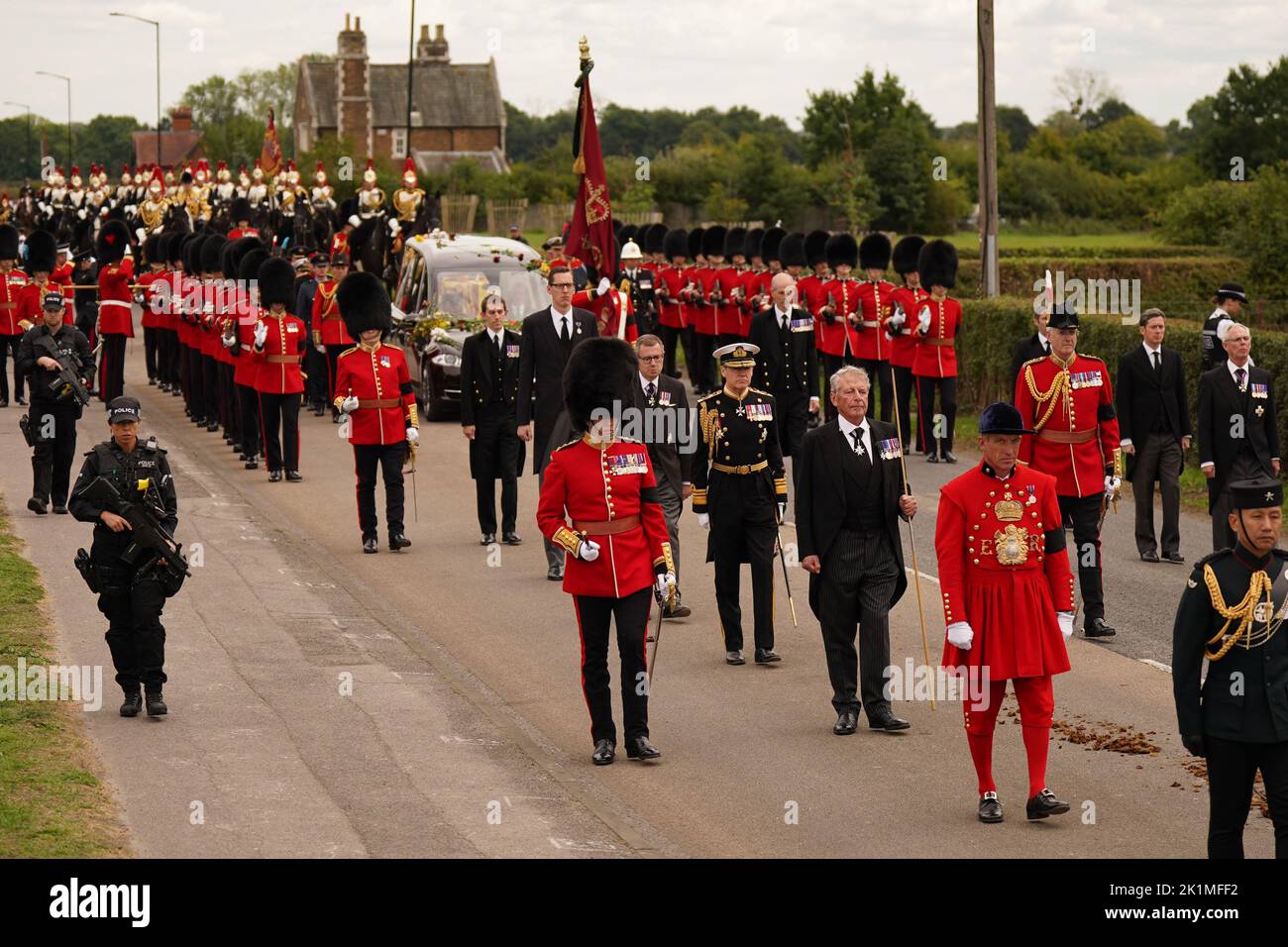 Das State Hearse mit dem Sarg von Königin Elizabeth II., der mit der ...