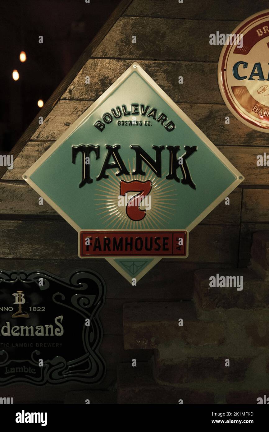 Die vertikale Ansicht des metallischen Logos von Tank 7 auf der Holzwand Stockfoto