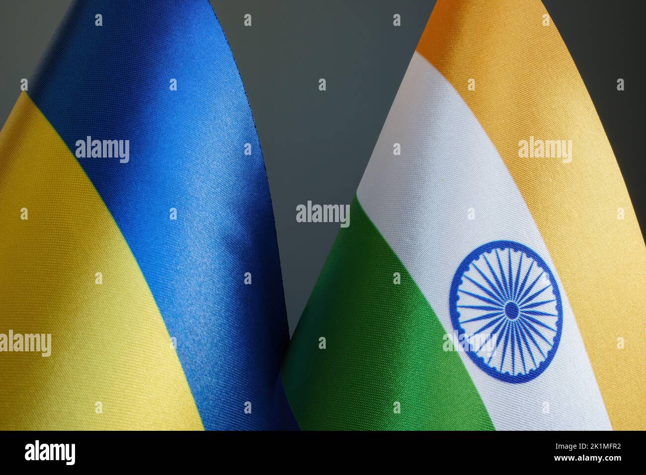 Nahaufnahme der Flaggen der Ukraine und Indiens. Stockfoto