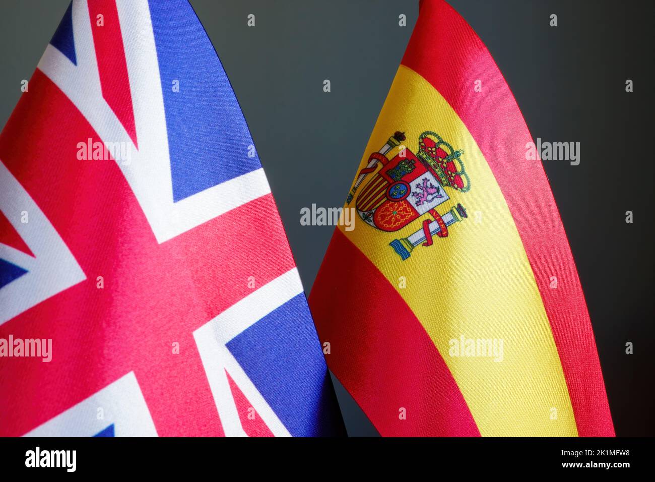 Flaggen von Großbritannien und Spanien als Konzept diplomatischer Beziehungen. Stockfoto