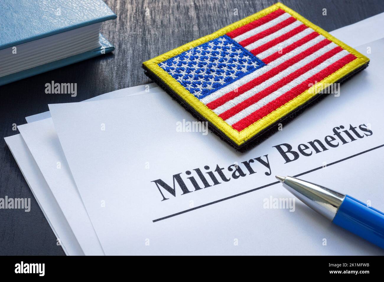 Dokumente über militärische Vorteile und amerikanische Flagge. Stockfoto