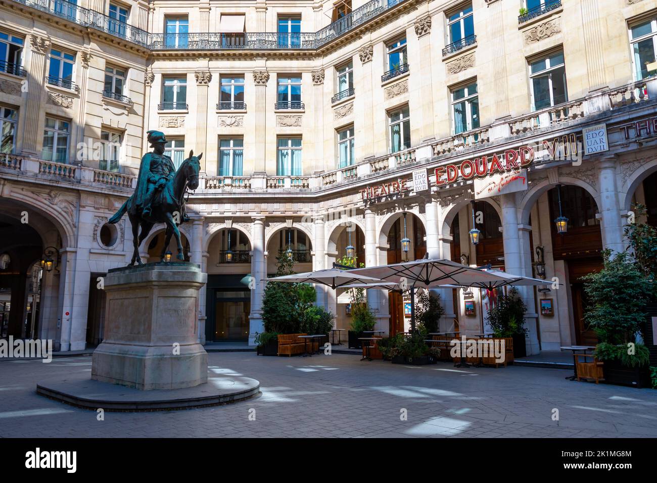 Blick auf den Place Edouard VII mit der Reiterstatue von König Eduard VII und das Theater Edouard VII im Pariser Arrondissement 9. Stockfoto