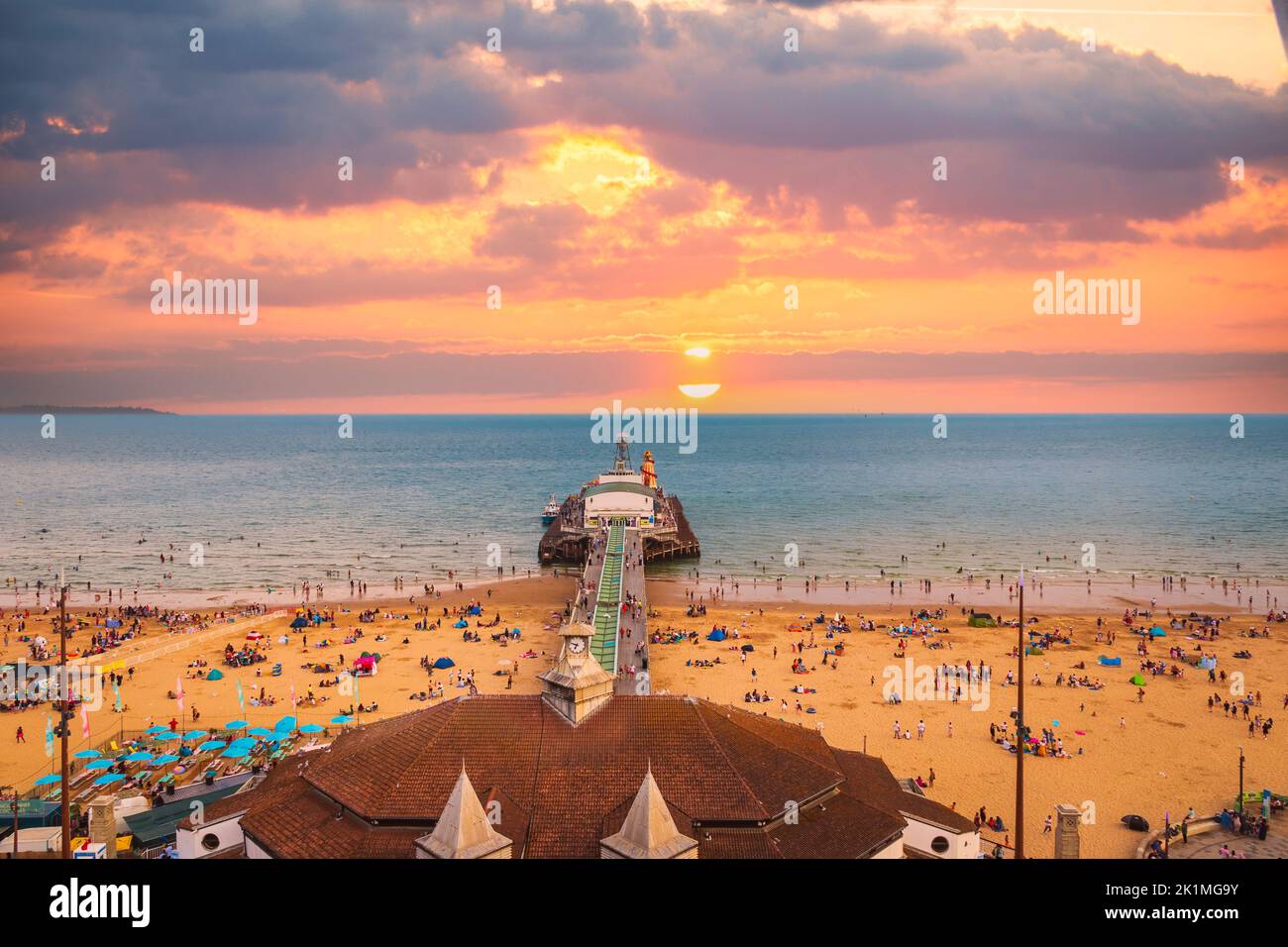 Sonnenuntergang über dem Meer in Bournemouth, der die Wolken und das Meer erhellt Stockfoto