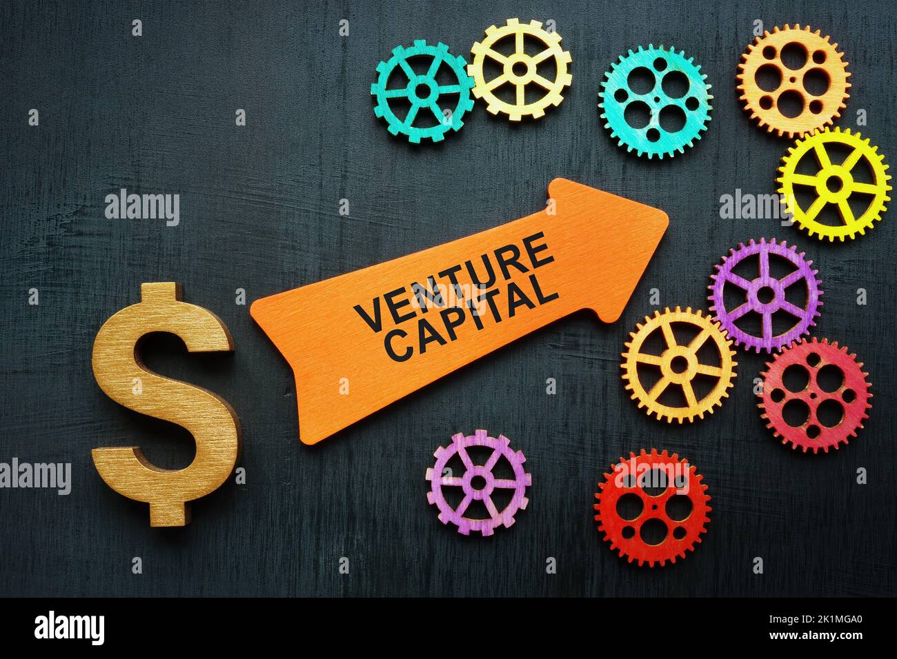 Venture Capital-Konzept. Dollarzeichen, Pfeil und Zahnräder. Stockfoto