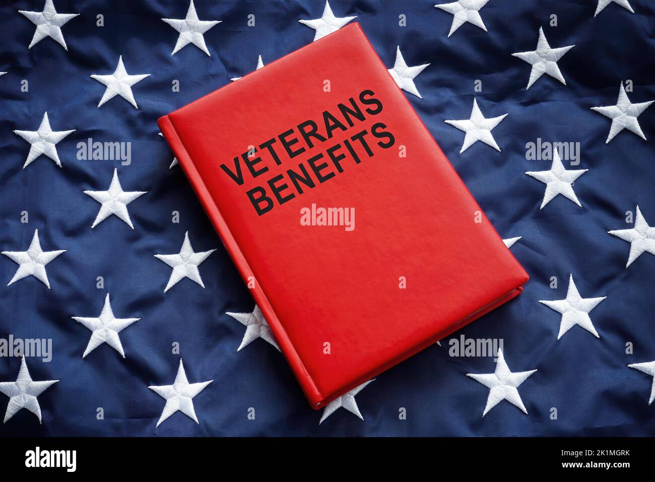 Buchen Sie Veteranen Vorteile auf einer großen Flagge. Stockfoto