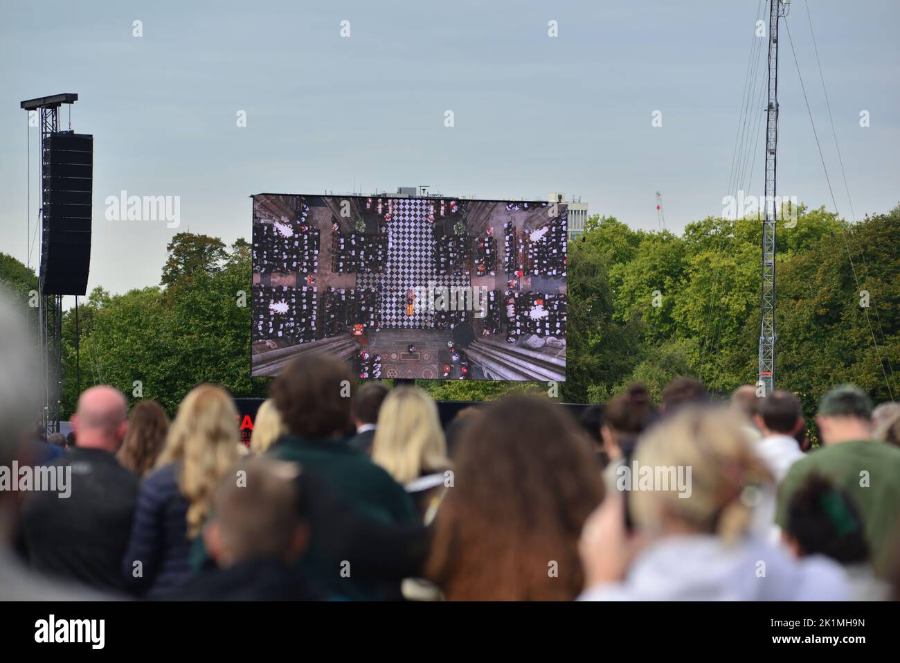 Staatsbegräbnis Ihrer Majestät Königin Elizabeth II., London, Großbritannien, Montag, 19.. September 2022. Menschenmassen, die die Zeremonie von Westminster Abbey aus auf einer Großleinwand im Hyde Park beobachten. Stockfoto