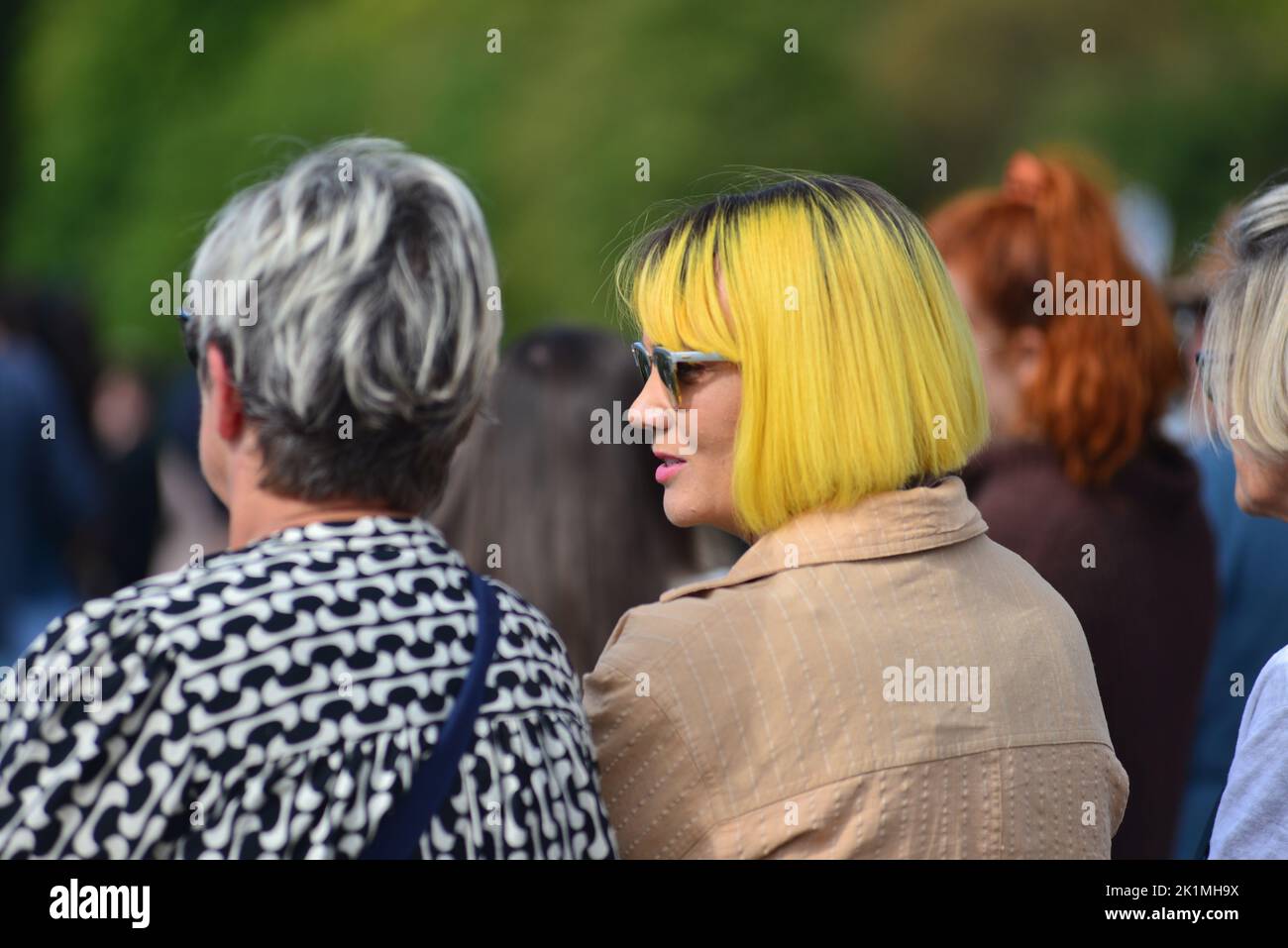Frau mit gelben Haaren unter Trauernden im Hyde Park für die staatliche Beerdigung ihrer Majestät Königin Elizabeth II., London, Großbritannien, Montag, 19.. September 2022. Stockfoto
