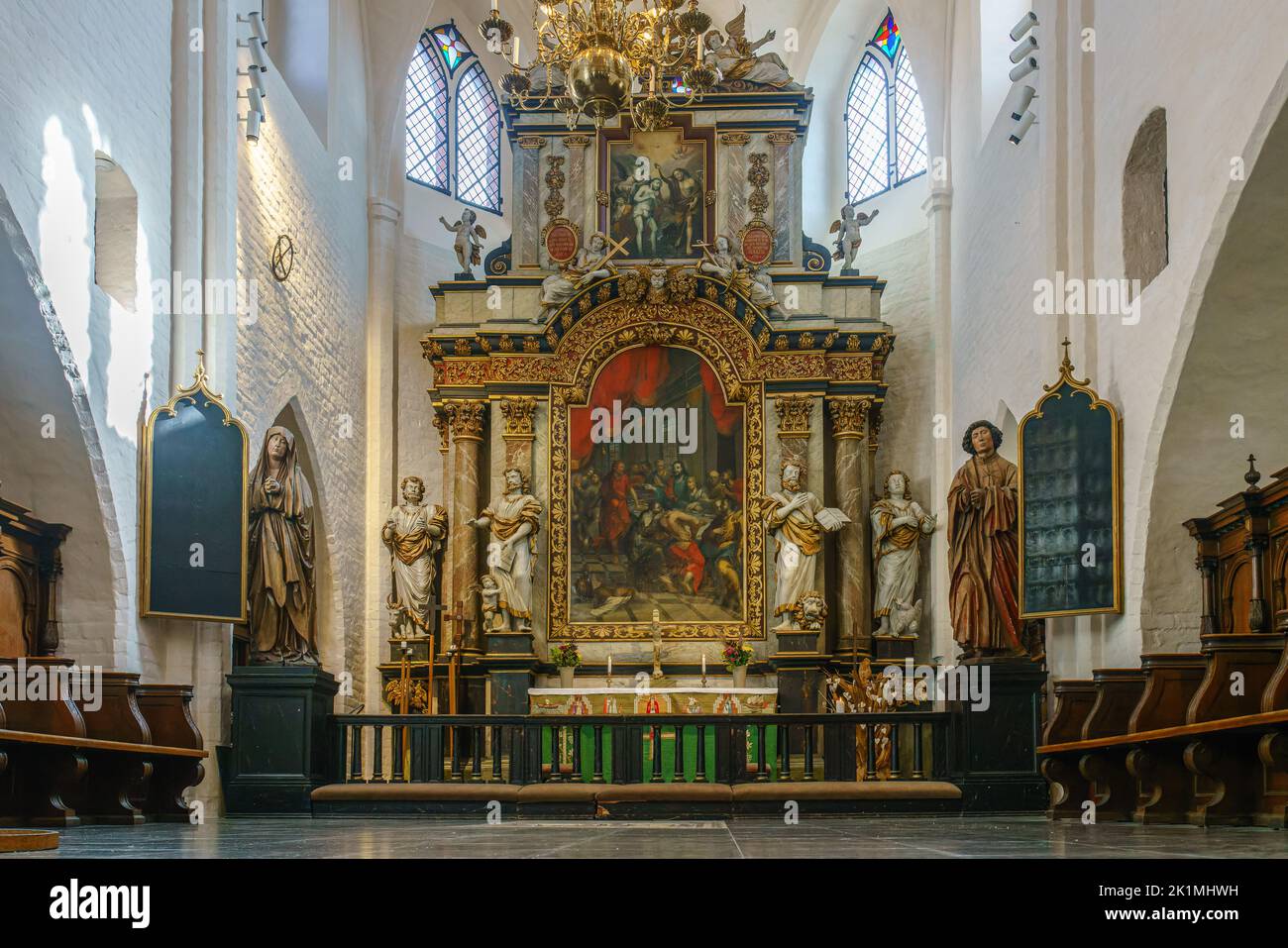 Ystad, Schweden - 13. Sep, 2022: Der Altar in der Kirche, die im 12. Jahrhundert erbaut wurde, wurde enger angeschossen. Stockfoto