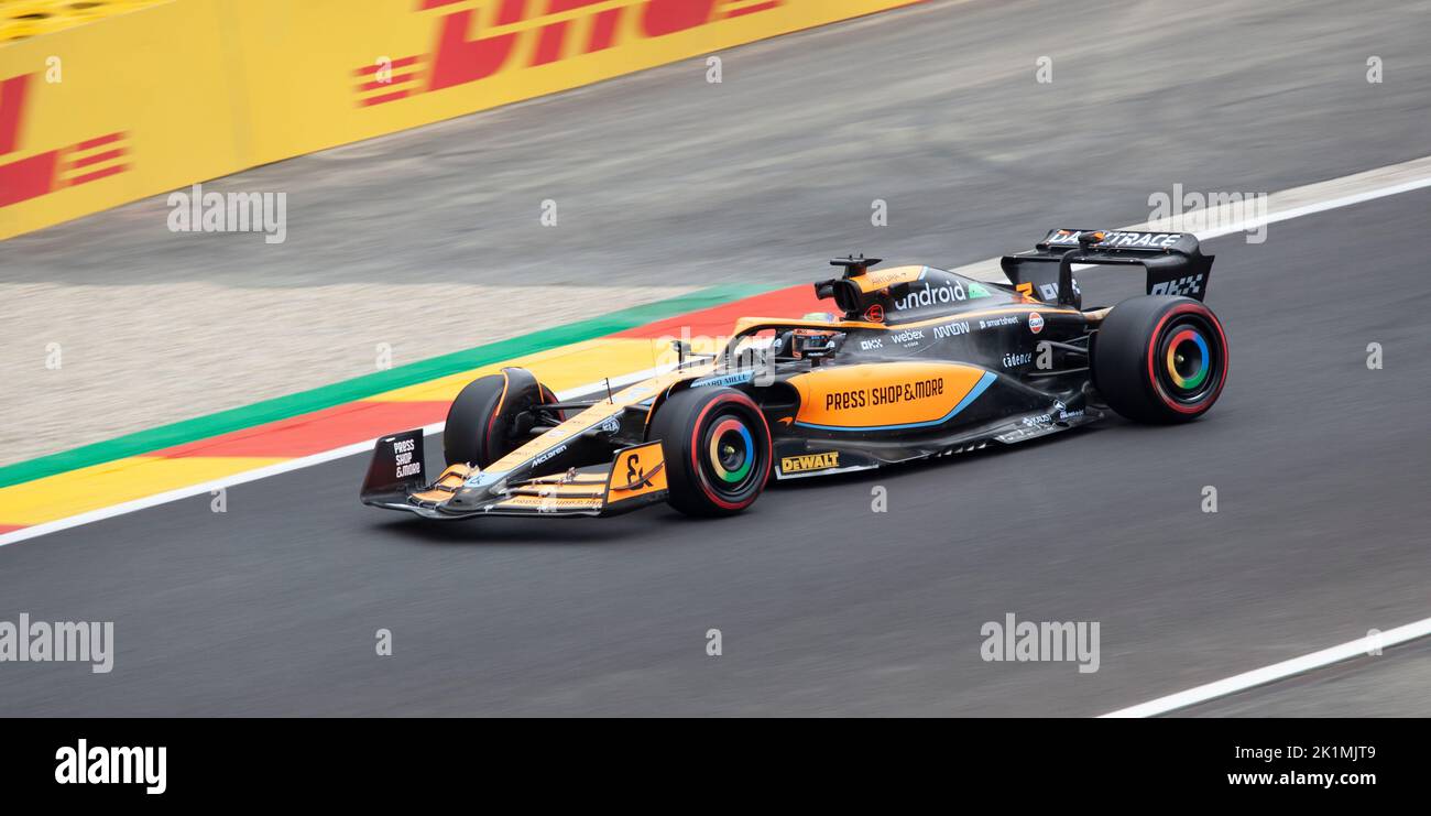 Daniel Ricciardo fährt seinen McLaren Mercedes F1 auf der Rennstrecke von Spa Francorchamps während des Grand prix von Belgien, August 2022 Stockfoto