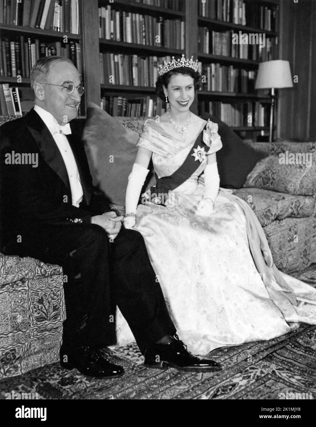 US-Präsident Harry S. Truman und Prinzessin Elizabeth von Großbritannien posieren für ein Foto in der kanadischen Botschaft in Washington, D.C., am 1. November 1951 während des Besuchs der Prinzessin in den Vereinigten Staaten. Stockfoto