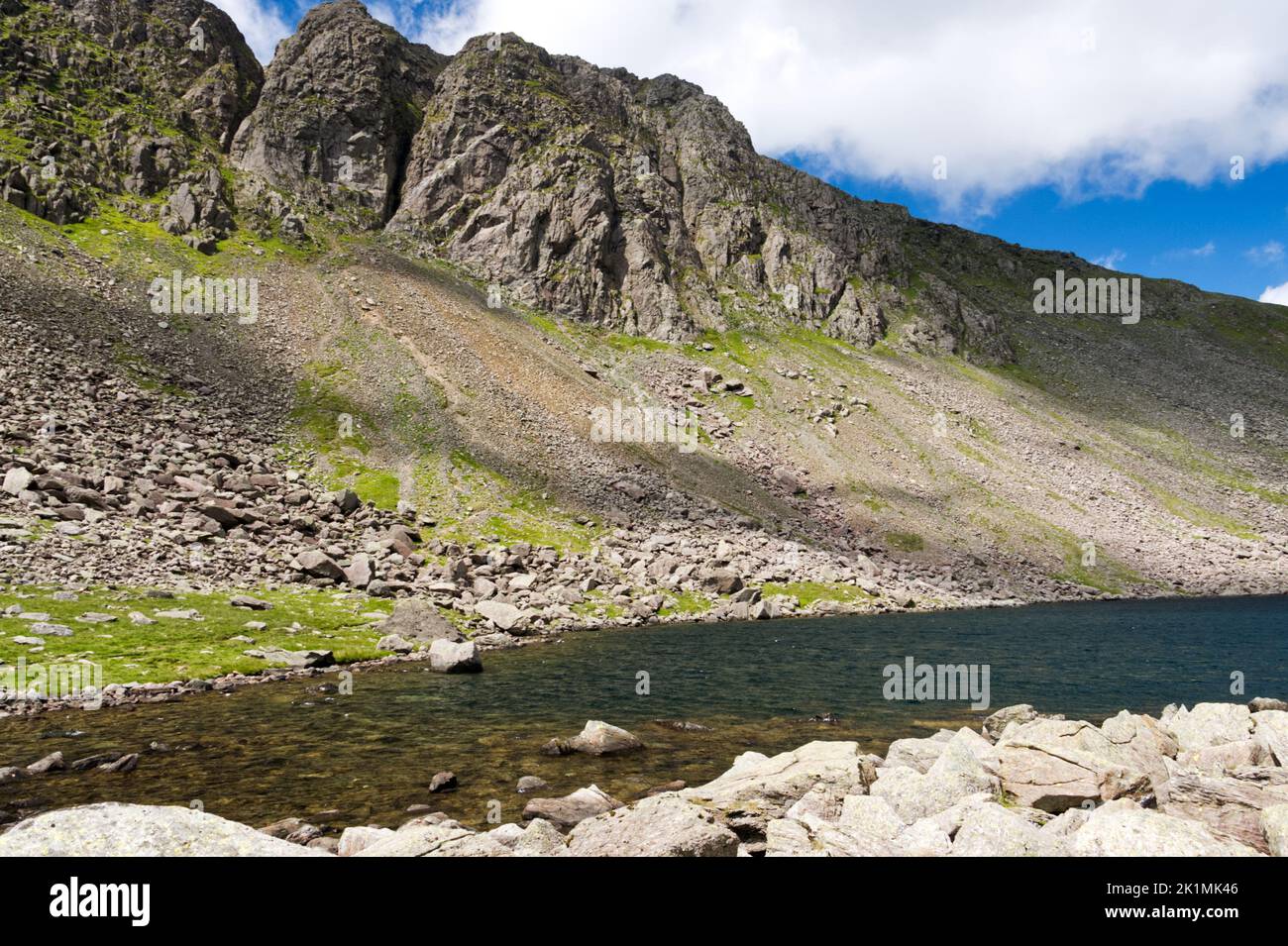 Goat's Water mit Dow Crag im Lake District National Park. Dow Crag ist ein beliebtes Gebiet bei Kletterern. Stockfoto