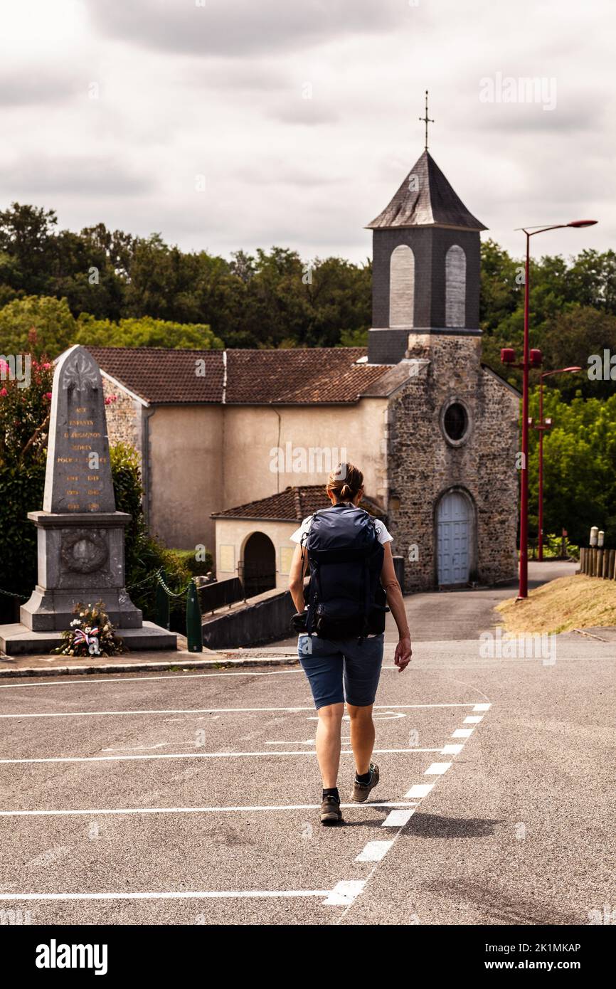 Pilger in der Nähe der Kirche Saint-Pierre, Argagnon entlang der Route des Chemin du Puy im Kanton Arthez-de-Béarn. Pyrénées-Atlantiques, Frankreich Stockfoto